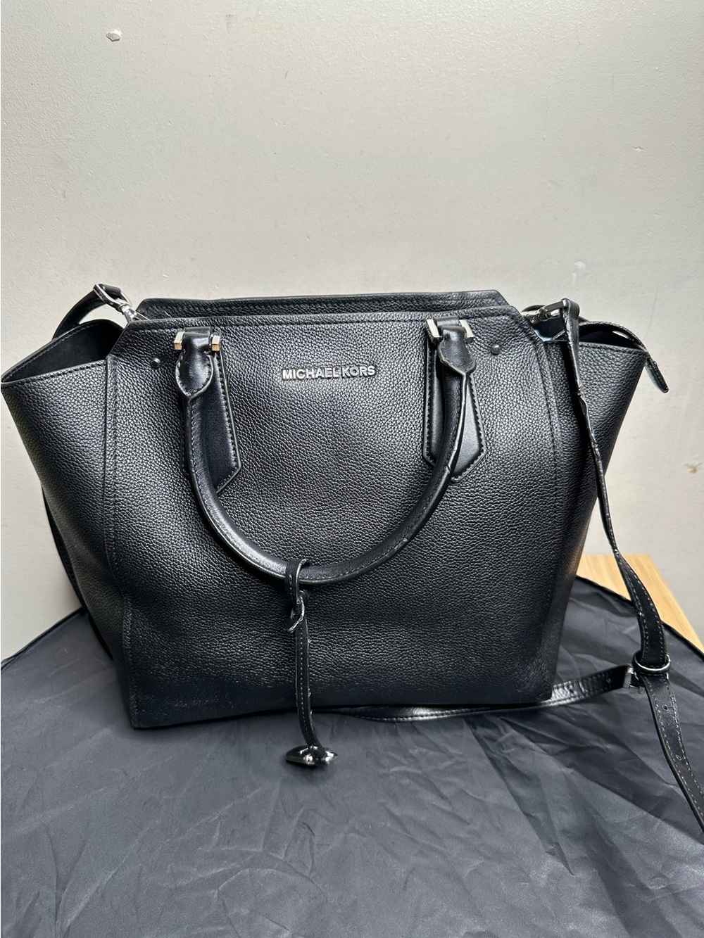 Michael Kors Leather Hayes Large
N/S Tote Bag with Crossbody Strap
Black